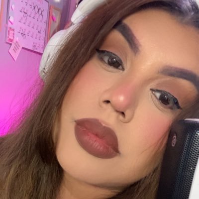 @twitch Affiliate 🕹️ | @official_throne Partner | Coffee lover ☕️ | 30 ♒️ | Dog Mom 🐾 | 🇲🇽 flowerssinquiries@outlook.com