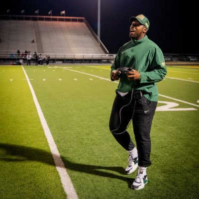 Co-OC.|OL Coach at Desoto. 22’ 23’ 6A-STATE CHAMP. 22’ 6A- Region 3 Assistant Coach Of The Year. John 9:4-7 ETBU ALUM.#GorillaGANG