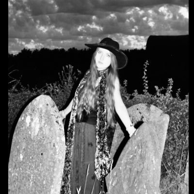 moon_jeffery_'s profile picture. ✦ 𝐦𝐨𝐨𝐧 𝐣𝐞𝐟𝐟𝐞𝐫𝐲 • 𝗽𝗼𝘀𝘁𝗶𝗻𝗴 𝗽𝗵𝗼𝘁𝗼𝗴𝗿𝗮𝗽𝗵𝘆 • 𝖻𝗅𝖺𝖼𝗄 & 𝗐𝗁𝗂𝗍𝖾 𝖺𝖾𝗌𝗍𝗁𝖾𝗍𝗂𝖼 ✦