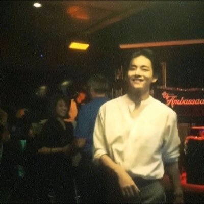 taelorsversion's profile picture. 🌃 🌙 🎻 💜  :)