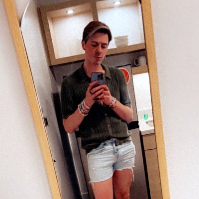 just another gay who likes brunching and traveling 🏳️🌈