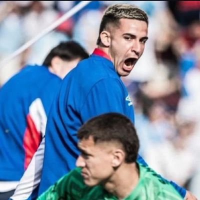 Licenciado en Ciencias de la Comunicación-Publicista(FIC). Periodista deportivo.
DT - Licencia Pro.
Hincha de Nacional.