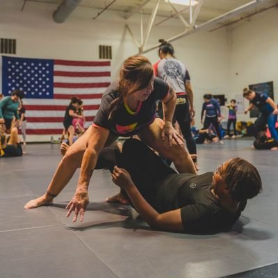 Overachieving perfectionist who loves fitness, kick boxing, and Jiu jitsu... and I think I am a pretty cool person to know 😊