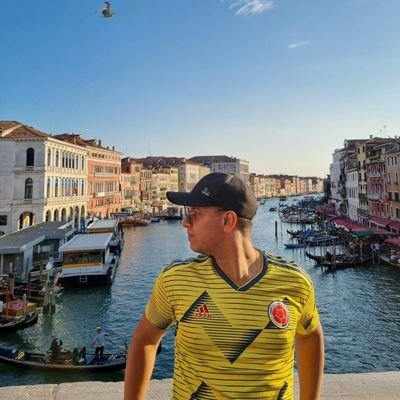 Junnytto's profile picture. Ingeniero Geólogo. Soñador, alegre, disfruto el romance, la ficción, hablar sin tabúes. Enemigo declarado de los amargados y los rompe-corazones.