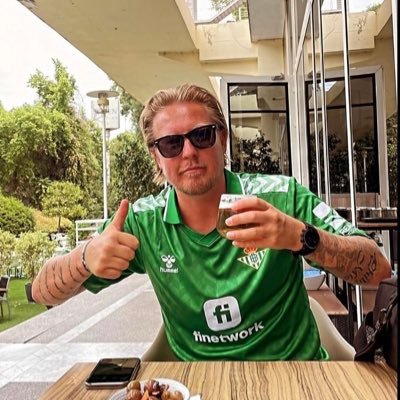 Bor i Aalborg efter 10 år i Spanien. Forelsket i spansk fodbold og den spanske kultur 🇪🇸⚽ Kæmpe kærlighed til Real Betis 💚 Abonado nr. 31.295