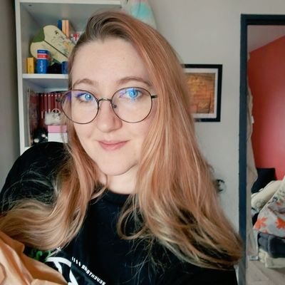 IukiCraft7325's profile picture. gamer girl crafting everything