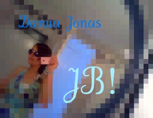 Im lovatic and jonatic ..... Me gusta comer me gusta dormir y nadar :3