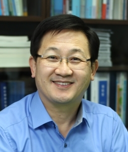 국민건강보험공단 상임감사/변호사로서 우리사회에서 관심이 높아지고 있는 복지문제와 항공법, 독도문제, 안중근의사 숭모 등에 관심이 높은 열정적 실천가이며 따뜻한 이웃 아저씨
