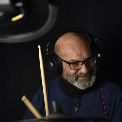 SandriUmberto's profile picture. Antifascista. Antirazzista, e aggiungo che alcuni mi stanno particolarmente sul cazzo... Non sono tollerante con i novax in piazza con i fascisti. Vaccinati.