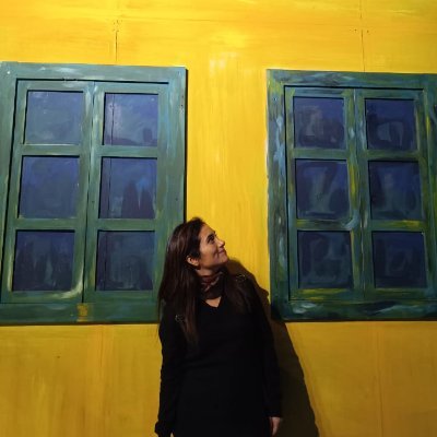 Artista escénica que actúa, escribe y enseña teatro a niños, niñas y adolescentes. Cuentacuentos.