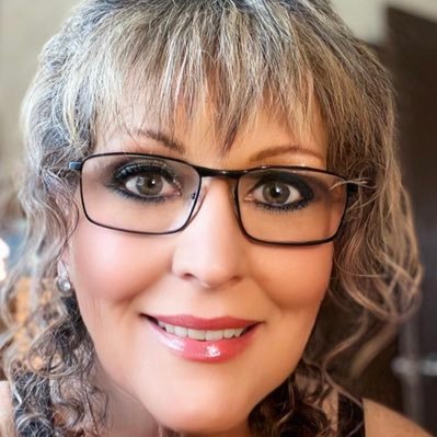 TresDeb's profile picture. Living the dream!