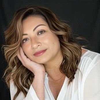 Asesor financiero, LRC. Marketing Mentor, Emprendedora, Empresaria. Docente, Consultora, Asesoría, Mamá. Amiga.