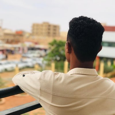 أنا المسجُونُ في حُلمي وَ في مَنفى انكسارَاتي أنا في الكون عصفورٌ بلا وطن أسَافِرُ فِي صَباباتي أنا المجْنونُ فِي زَمن ٍبلا ليلى فأيْنَ تكونُ ليْلاتي...