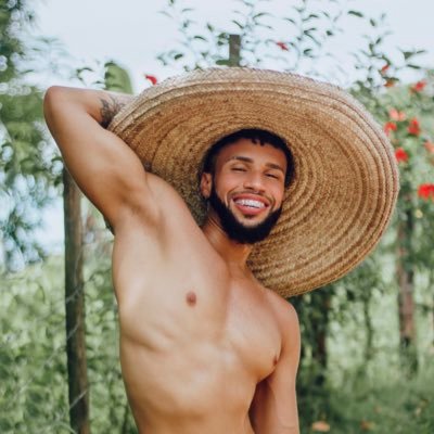 * Fotógrafo • modelo nas horas vagas• estudante de biomedicina • cantor de chuveiro • aquariano