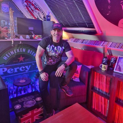 Ik ben bezeten van muziek en van het luisteren naar de radio en radio programma's maken.