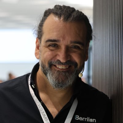 Comunicador | Enseño a presentar y comunicar de forma eficiente a empresas y directivos | TEDx Speaker | Divulgador | Presento eventos | Nado y tiro con arco