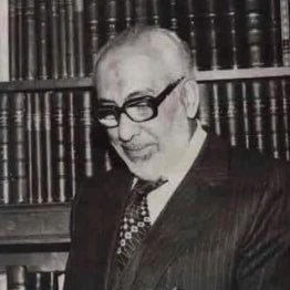 وكلَّما اقتربْتُ منكَ وجدْتُكَ أقربَ إلى قلبي وأبعد من خيالي!