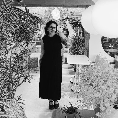 arts enthusiast. In love with vintage fashion, architecture & literature.