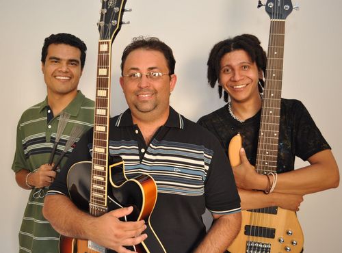 O Manga Trio Jazz é formado por músicos que antes de mais nada gostam e são admiradores da boa música Instrumental.