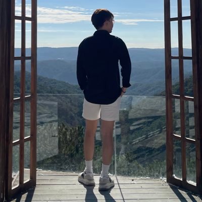 Andrewthedumb's profile picture. 生活不易 快乐自制