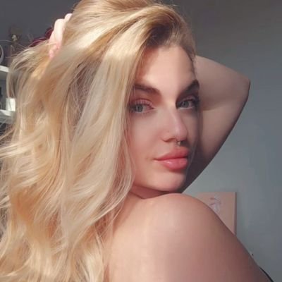 Marchela_G's profile picture. ✨A masterpiece trying to master peace 🧘🏼‍♀️                              👉🏻👈🏻 I do pretty nails 💅🏻￬