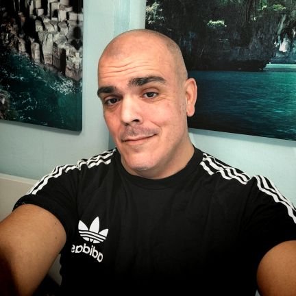 Querelle28's profile picture. Mestre de música a l'escola pública. Estudiant de Dret. Músic. LGBTQ. Feminista. Rebel. 

A l'esquerra!