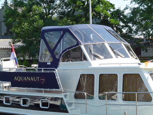 Gespecialiseerd in :Fly Bridge kappen,Bimini's (ook gesloten), Cabrioletkappen,Boottenten,Sprayhoods, Winterkleden + alle reparaties, ligplaats voor de deur.