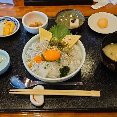 vakery's profile picture. 間違った旅路の果てに、
正しさを祈りながら、
再会を祈りながら