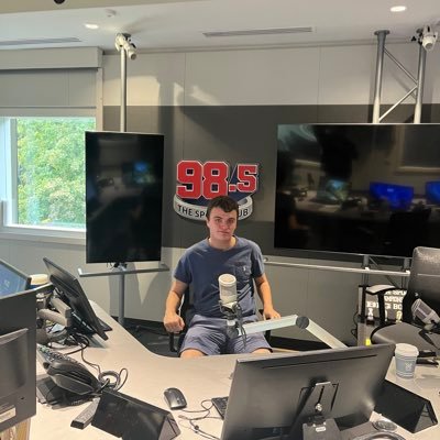 Emerson 2027, former @985TheSportsHub intern, Emerson Playcall President, @WEBNBoston reporter, Boston sports fan(and Yankees), Ted Lasso Stan