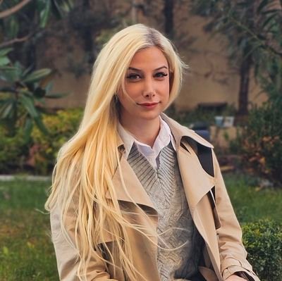 People call me #Colorful Girl who knows how to live positive.
I love #arts, video #games, and #learning new things 💙