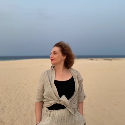 LuzBartivas's profile picture. Periodista, autora de El síndrome de mamá osa. Actriz y escritora. Vuelvo a Twitter con cuenta nueva.