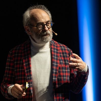 Filósofo. Catedrático de Estética y Teoría de las Artes en la Universidad de Navarra. Director del Instituto Core Curriculum