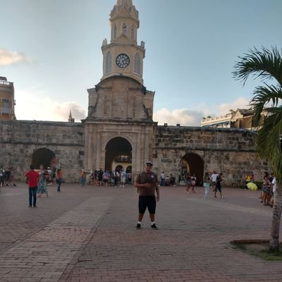 Soy autista. Me gustan los dinosaurios. La música, el baile y el boxeo son mi pasión.
Me dedico a la investigación en el campo de Ciencias Económicas y Finanzas