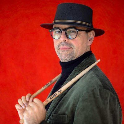 Musico y productor. Egresado de: Berklee College of Music, Los Titulares y Los Tres . Educación Musical en los colegios de chile 🇨🇱