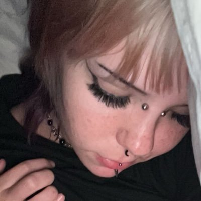 18F 💞 Standard emo girlie with an unhealthy Sanrio obsession 💕 Don't DM me if you aren't paying me 💖 Buy me things 🥵 MDNI