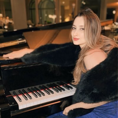 pianista e mestranda em Filosofia, Estudos Culturais - USP