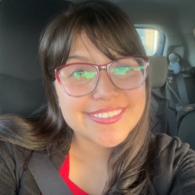 Soy hija, hermana de mi prima, madrina al 100% de tres pequeños que me roban el corazón a diario y una feliz Fonoaudióloga :) Agradezco a Dios a diario