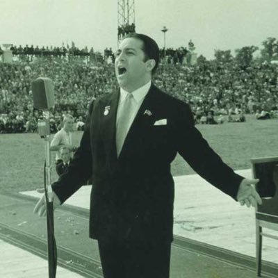 İllərdir içindən gələnləri sosial mediada retro musiqilərin vəhdətində paylaşan içinizdən birisi ..✍️