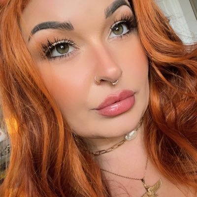 • Persian-American • Visionary • Cat Mom • Freediver • Professional Mermaid • Business: 💌hello@DivinelyRo.com