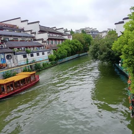 我来自china.喜欢旅游,交朋友,音乐,爬山。希望能在这里让大家看到不一样的中国,分享中国的美食和美景。我特别喜欢去旅行和吃美食。100%互fo互赞。