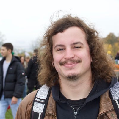 Teilzeitpunk. Arbeitet bei @skills_pr. Hier privat. Besitzt sogar eine Visitenkarte. Ich weiß auch nicht wie das alles passiert ist.