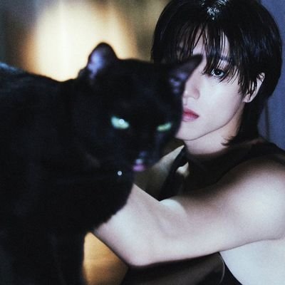 hi I'm a atiny wooyoung/mingi is my bias but I love all ateez I don't have friends so feel free to dm me