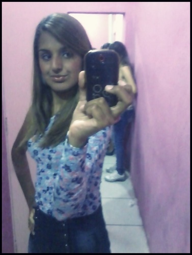 eu sou uma menina que gosta muito e fazer amizades e gosto tbm muito de sair e curtir