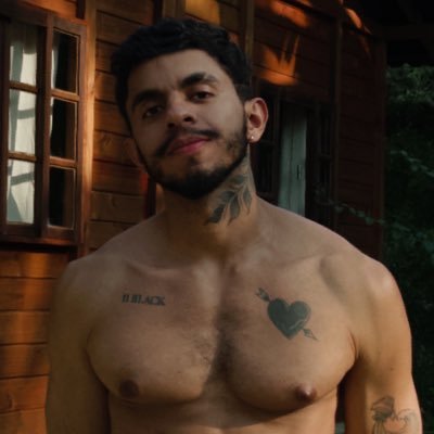 nascido em sp, criado em ssa, publicitário, motion designer, nerd, tenho 32 tatuagens e me exponho mais do que deveria aqui.