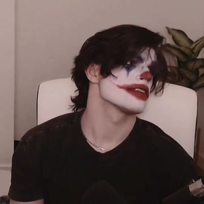 dedicada a las matemáticas con sus hobbies en escribir y dibujar | she/her | adult | INTJ | 🇦🇷 | 🦈 | 🍉