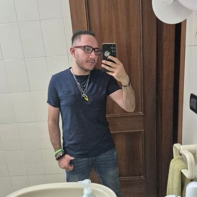 Puglia📍
25 years old ♑
Cartolaio amico ✏
Fanboy 🎬
Telefilm and film addicted 📺🎥
Music 🎶
Italian 🇮🇹