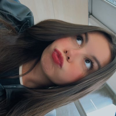 lookatalinenow's profile picture. meu twitter se resume em selena gomez e santos.