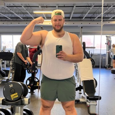 NSFW // 18+ Let’s grow boys 💪🏼🍔 Looking to get groomed into a dumb muscle slut 🤤💪🥩 Montreal, QC 🇨🇦🏳️🌈