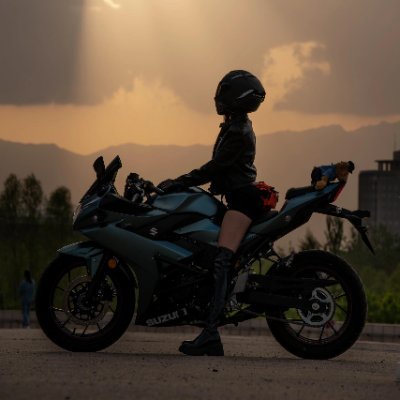 バイク以外にも、日本文化に対して強い興味を持っています!🇯🇵 日本の美食、アニメ、そして独特な歴史や風景が大好きです🌸 寿司を味わったり、桜を楽しんだり、アニメの素晴らしい世界に浸ったりすることは、私の心をときめかせます!