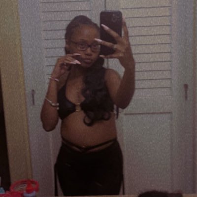 __PrettyLegit's profile picture. p’s mommy🥰🌻